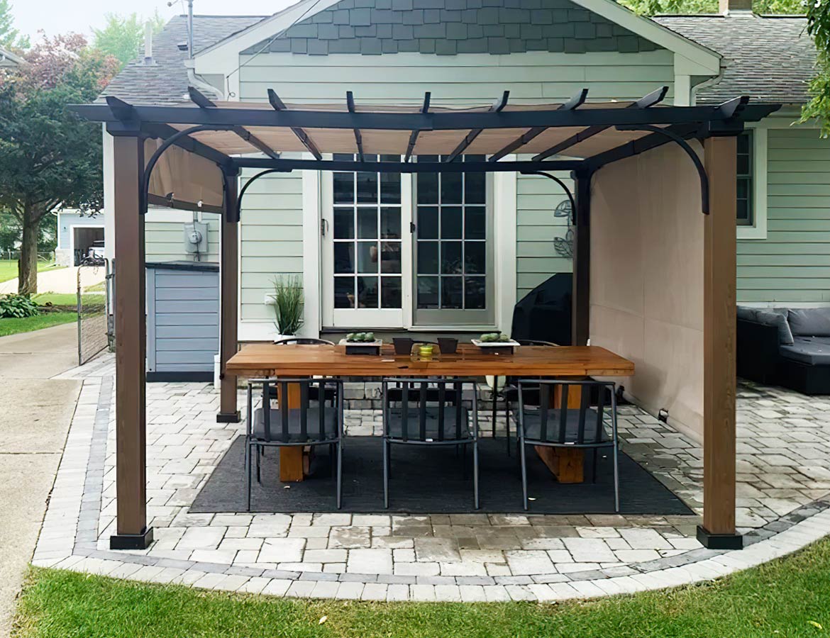 How to Choose Between a Covered Pergola and a Gazebo?