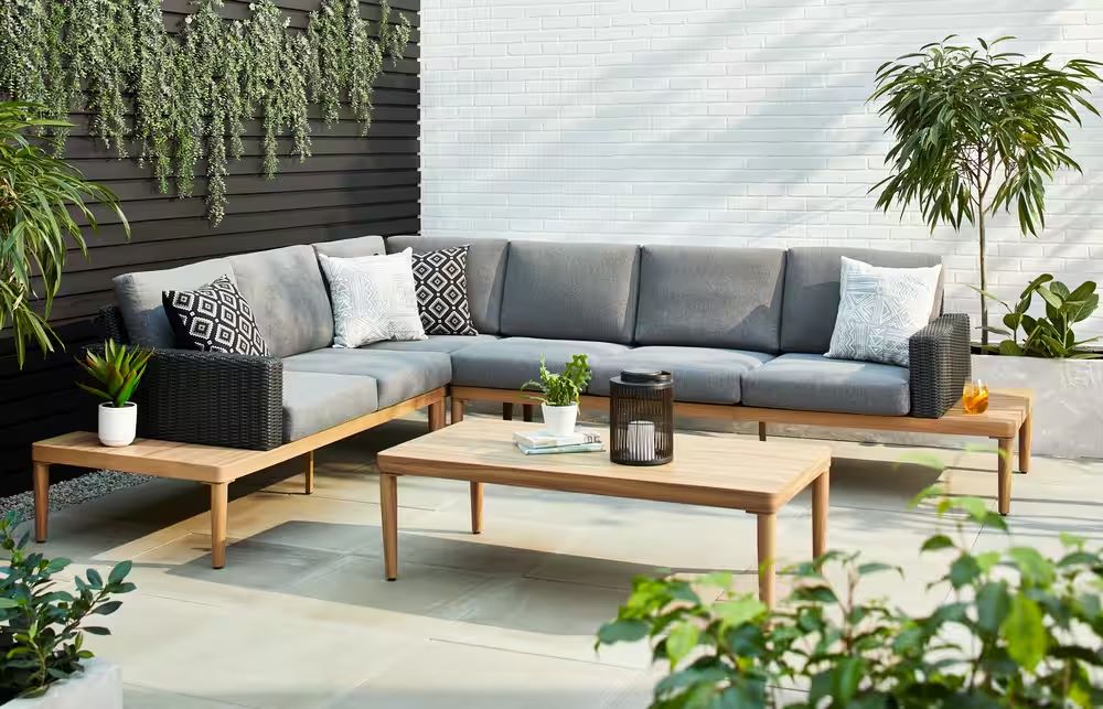 4-pc Patio Sectional Set.