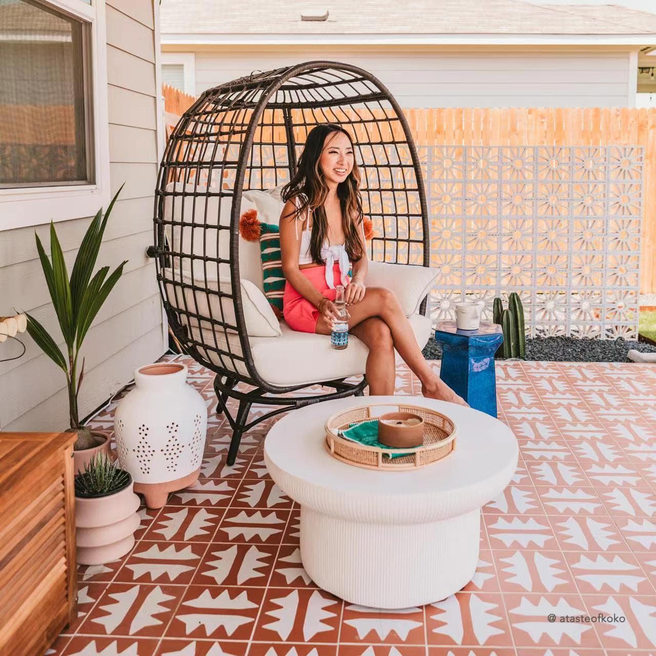 SUNJOY Outdoor Patio Metal Wicker Swivel Egg Cuddle Chair with Cushion.