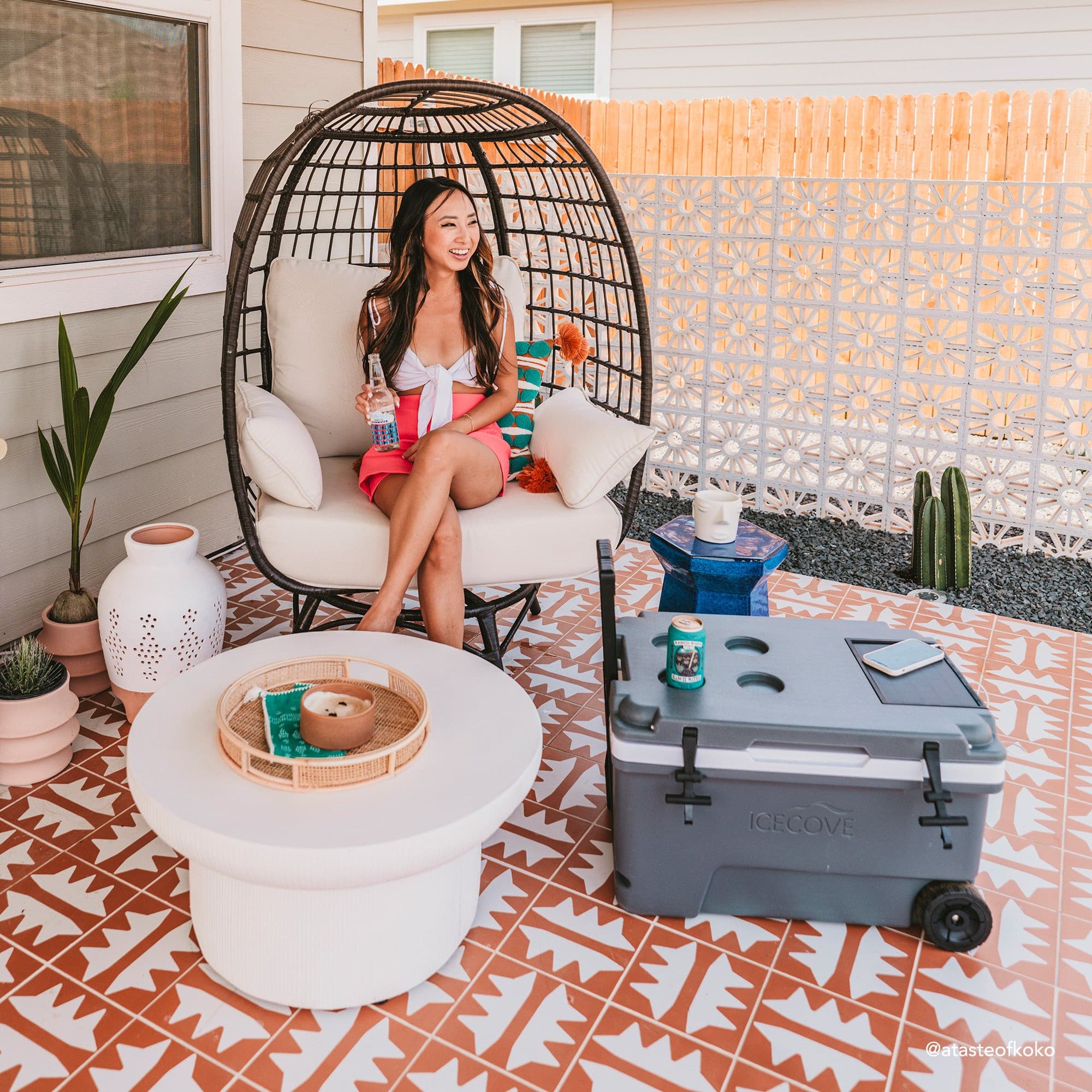 SUNJOY 60-quart Insulated Beach Ice Chest Cooler with Solar Panel, Wheels, and Handles.